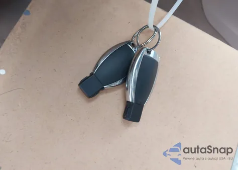 2014 Mercedes-Benz E 350 z USA, uszkodzony, nr VIN WDDHF5KB8EB009513